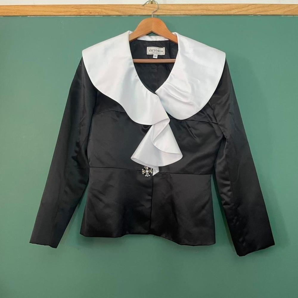 Vintage Victoria New York‎ black & white satin blazer with ruffled collar